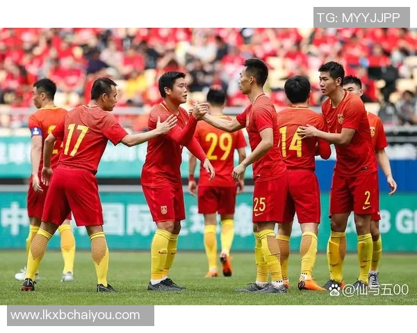 足球明星在赛场上挥洒汗水的精彩瞬间定格照片展现激情与荣耀