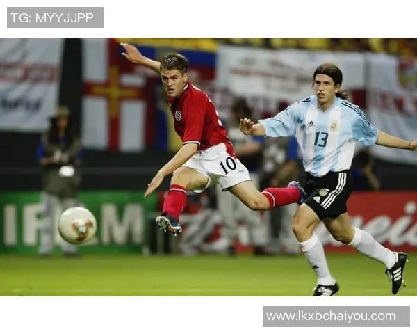 足球明星亲吻瞬间大集合精彩图片视频回顾让你感受运动与爱的交融